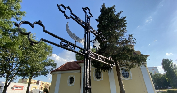 Postavili sme obnovený 220-ročný kovaný kríž pri kaplnke Panny Márie Karmelskej - „kaplnka na smrtke“