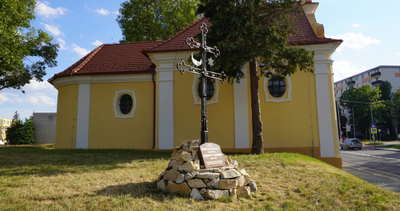 Kríž z veže kostola pretvorený na pietne miesto