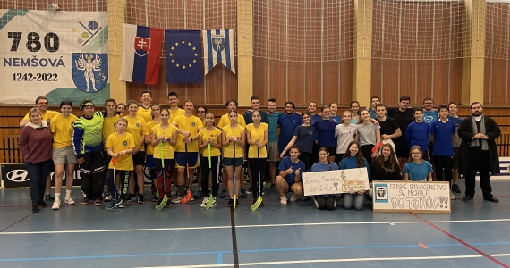 Priateľský florbalový zápas mladých medzi farnosťami Nemšová a Topoľčany