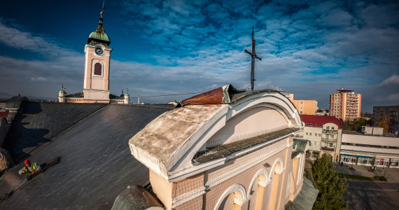 Opravy striech na našich kostoloch v Topoľčanoch a Nemčiciach