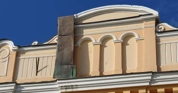 Víchrica poškodila strechu farského kostola